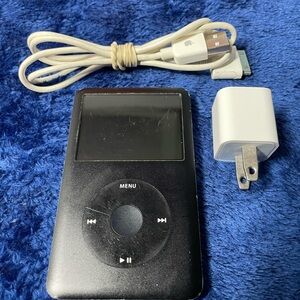 Apple iPod classic, 80GB Black Portable MP3 Media Player USB 2.0. Headphone.